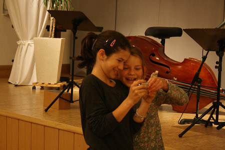 Zwei Mädchen begutachten Fotos auf einer Digitalkamera